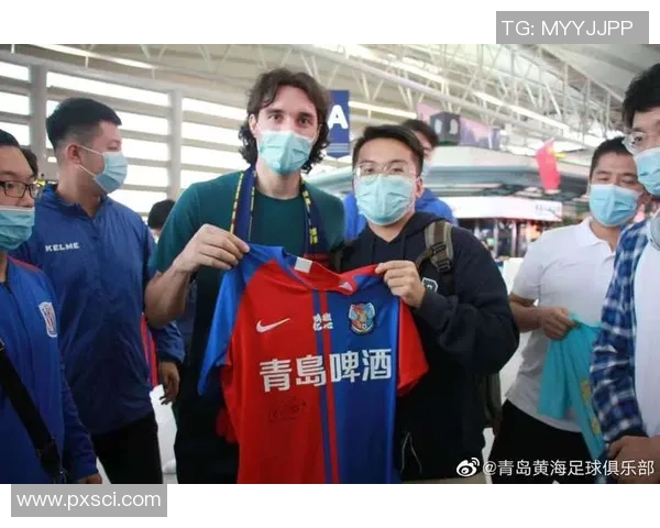 足球明星机场打电话引围观粉丝争相拍照记录精彩瞬间 足球明星机场打电话引围观粉丝争相拍照记录精彩瞬间